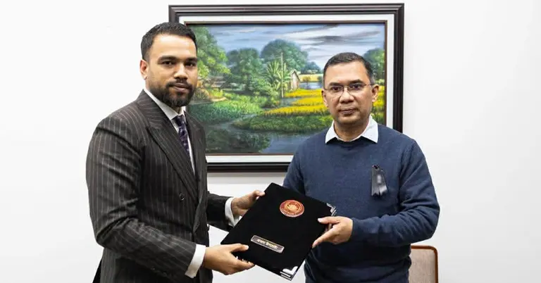 শোকবার্তা লিখিত বই তারেক রহমানের কাছে হস্তান্তর করা হচ্ছে